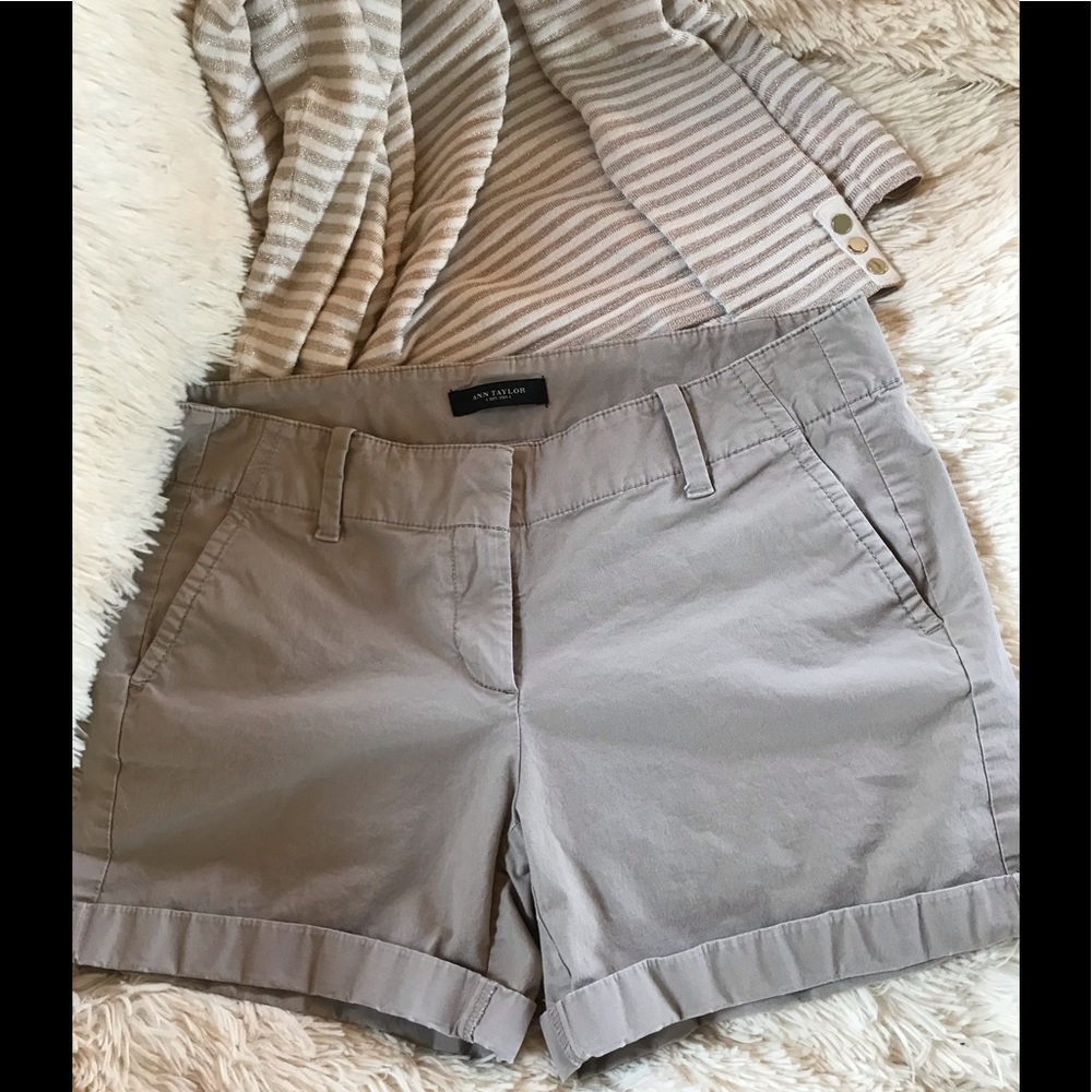 🍀EUC 2 for $15 Ann Taylor Khaki shorts. Size 4.